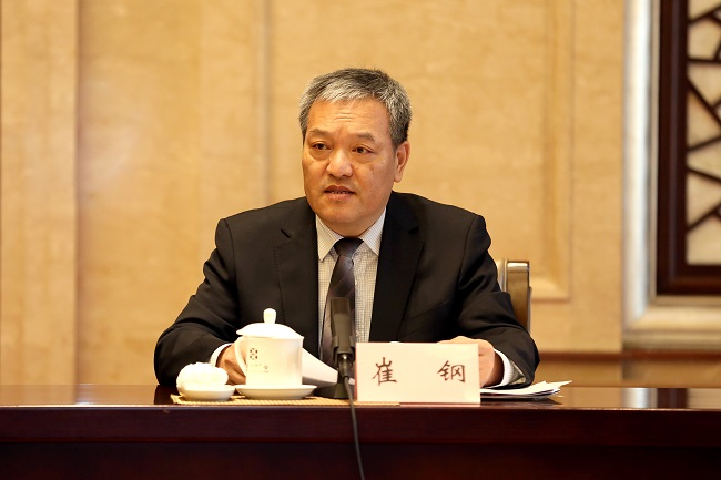 市场监管总局标准创新司司长崔钢主持会议