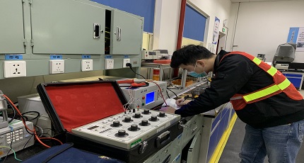 6、湖南省计量院在长沙格力暖通制冷设备有限公司开展安规综合测试仪检定，助力企业复工复产.jpg